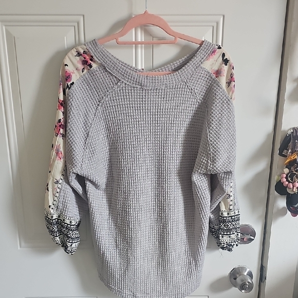 Light Gray Waffle V-Neck Sweatshirt with Floral Shoulder and Printed Cuffs - Picture 10 of 10